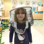 Alicja w stroju pszczelarza