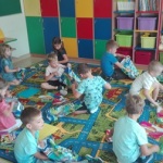 Wyprawkę plastyczną wręczyła dzieciom Pani Dyrektor