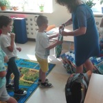 Wyprawkę plastyczną wręczyła dzieciom Pani Dyrektor (2)