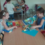 Wyprawkę plastyczną wręczyła dzieciom Pani Dyrektor (3)