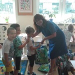 Wyprawkę plastyczną wręczyła dzieciom Pani Dyrektor (4)