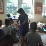 Wyprawkę plastyczną wręczyła dzieciom Pani Dyrektor (5)