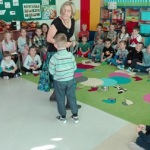 Słuchamy cygańskiej baśni pt. O biednym Bakrengo w wykonaniu Pani Marceliny Sowy i Marty Maślanki.