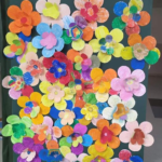 Kartka pełna kolorowych, papierowych kwiatów dla Ósmoklasistów zdających egzamin